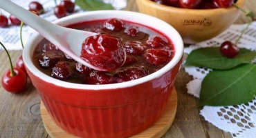 Recepty na výrobu hustého třešňového džemu s kostí pět minut